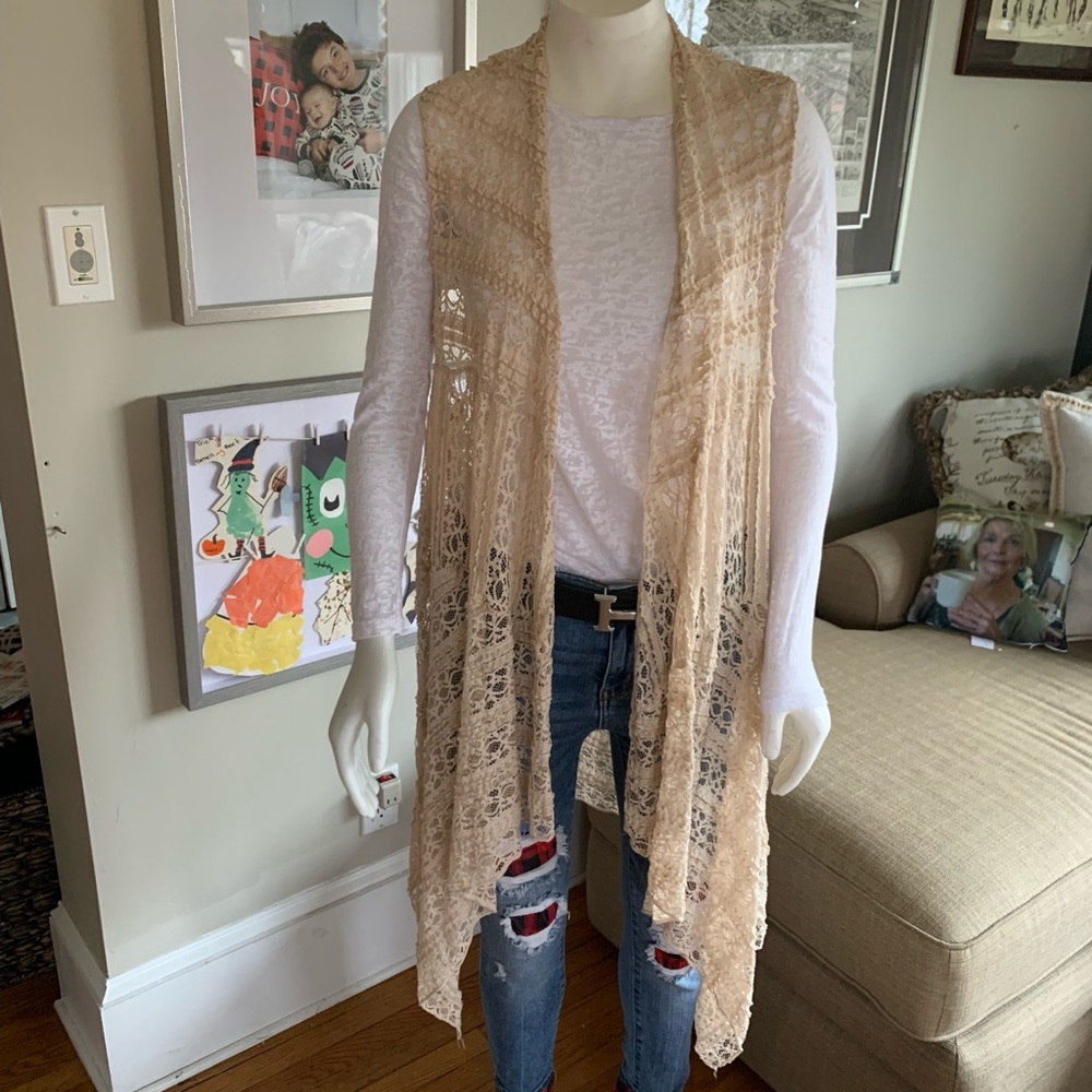 Cute crochet vest in a nice nude color. Size 1X